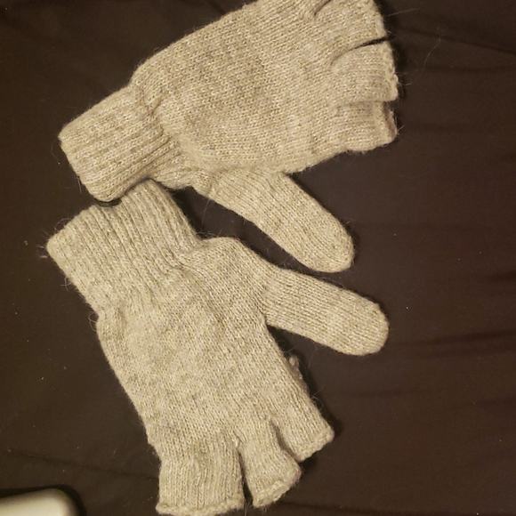 NEW with tag button gloves - Picture 2 of 4
